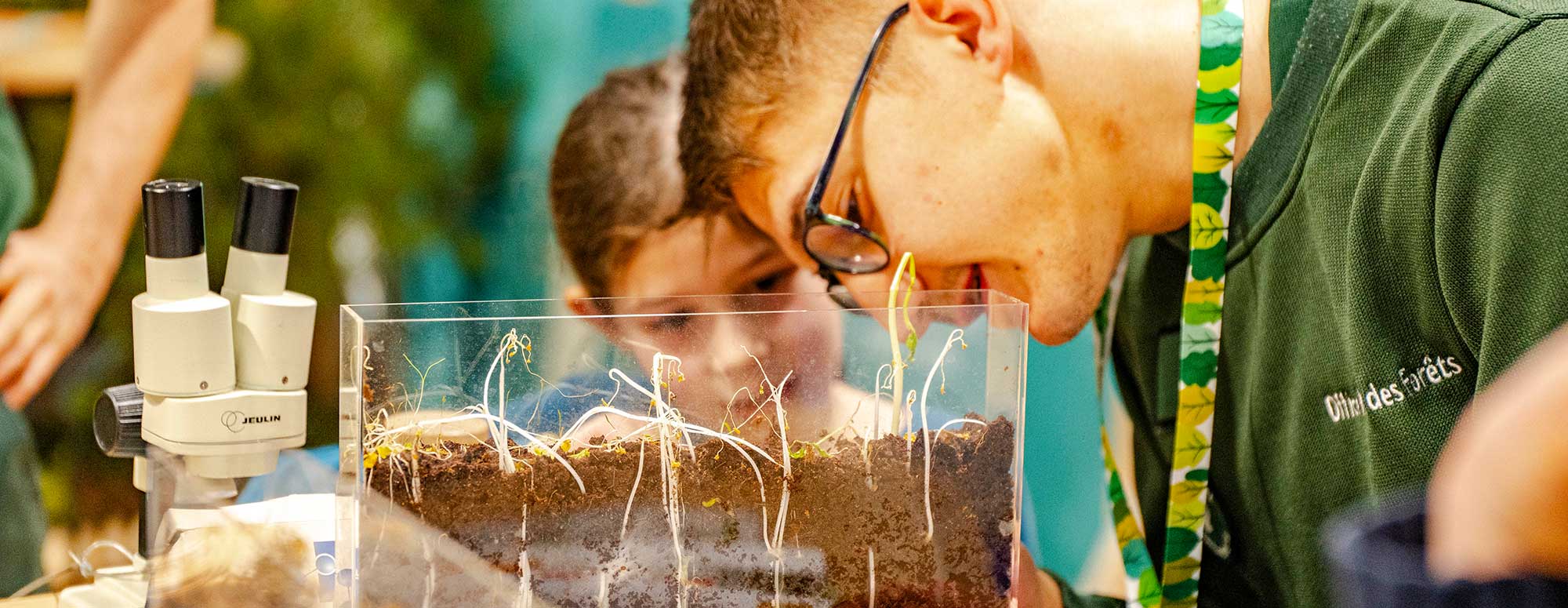 Exposant de l'Office des forêts en train de faire une démonstration devant des enfants