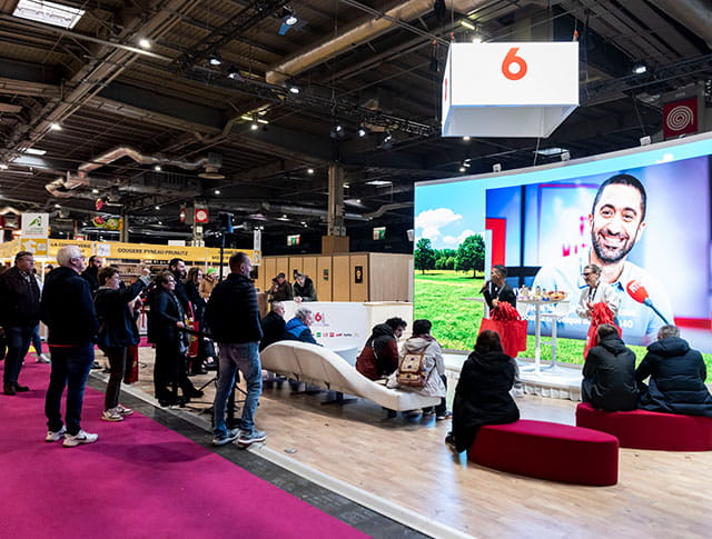 Plateau de télé et de radio dans le salon