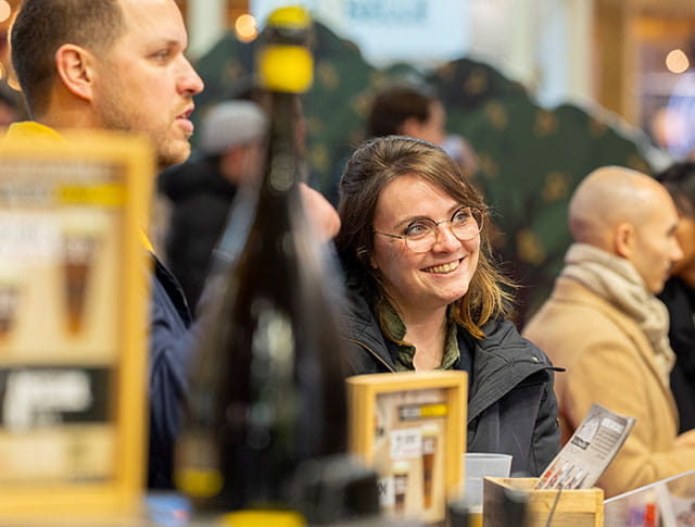 Visiteurs souriant devant le pavillon de Normandie