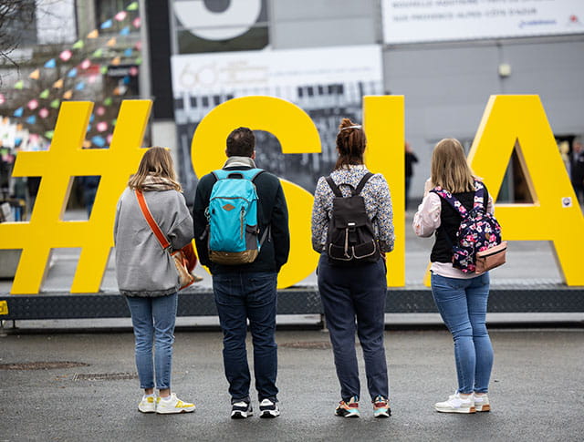 visiteurs devant lettres géantes SIA