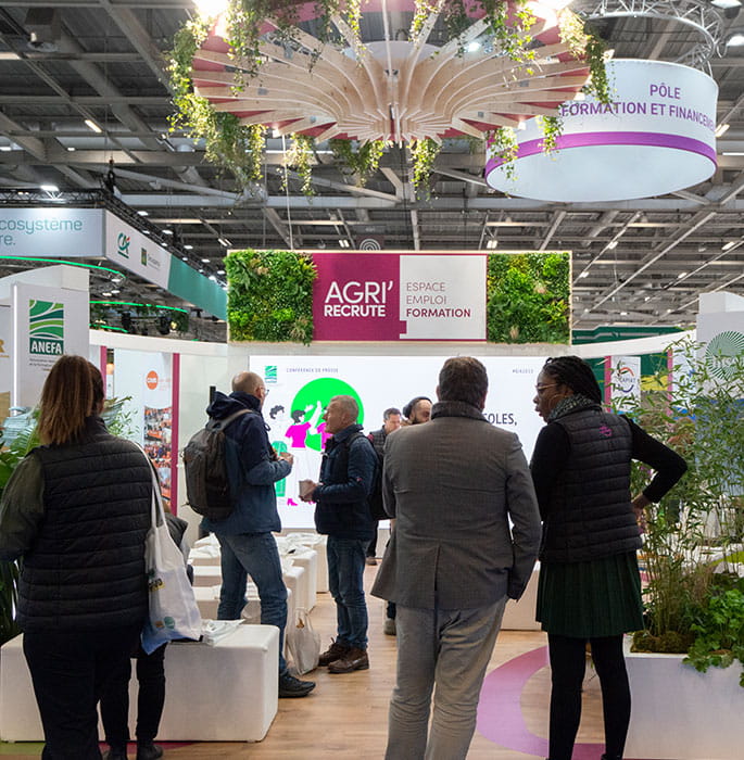 Visitors in front of the Agri'Recrute stand
