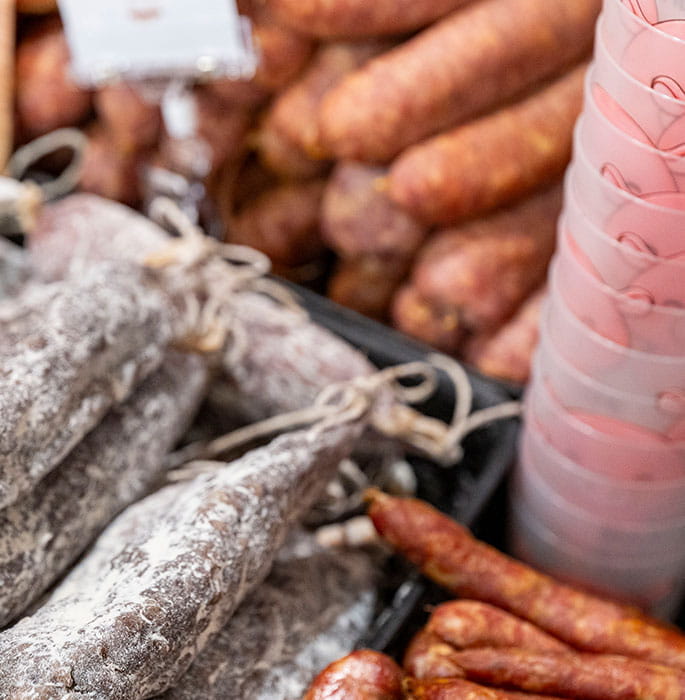 Zoom sur de la charcuterie dans un stand